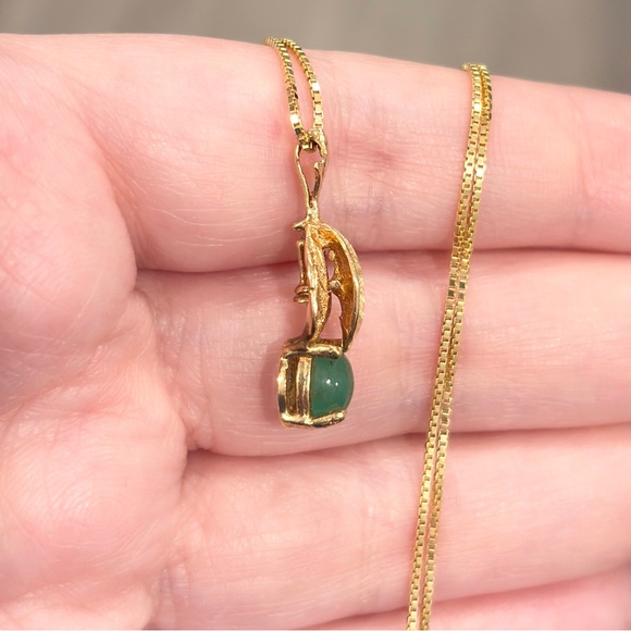 Vintage 14K Gold Jade Pendant: Artisan Leaf Design - Picture 7 of 10